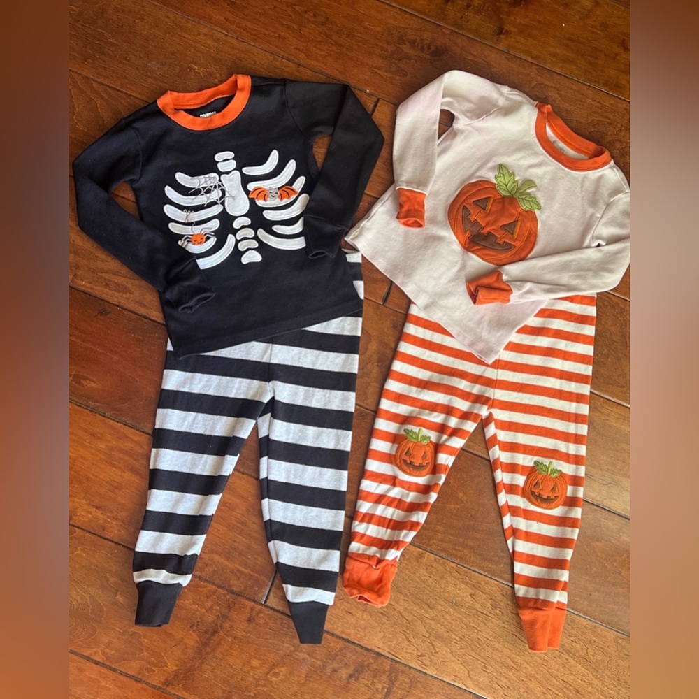 Gymboree 2 Boy sets of pajamas Skeleton and pumpkin size 18-24 Months